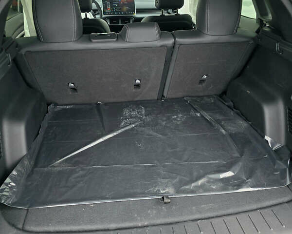 Белый VinFast VF-8, объемом двигателя 0 л и пробегом 3 тыс. км за 12999 $, фото 18 на Automoto.ua