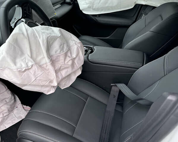 Белый VinFast VF-8, объемом двигателя 0 л и пробегом 3 тыс. км за 12999 $, фото 16 на Automoto.ua