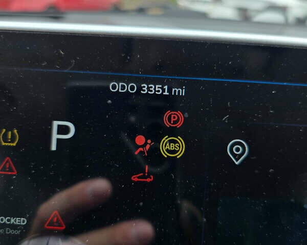 Белый VinFast VF-8, объемом двигателя 0 л и пробегом 3 тыс. км за 12999 $, фото 20 на Automoto.ua