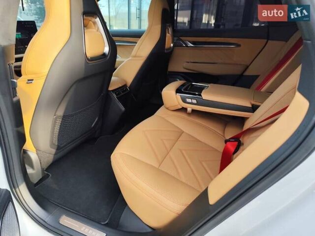 Білий Zeekr 001, об'ємом двигуна 0 л та пробігом 14 тис. км за 53800 $, фото 40 на Automoto.ua