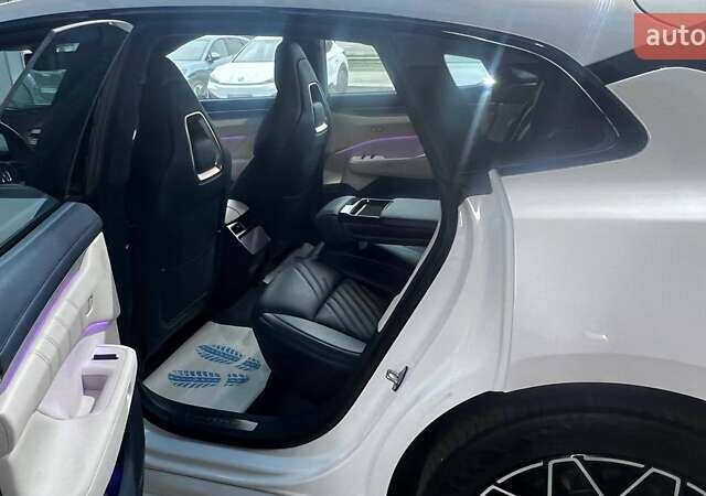 Білий Zeekr 001, об'ємом двигуна 0 л та пробігом 11 тис. км за 37390 $, фото 11 на Automoto.ua