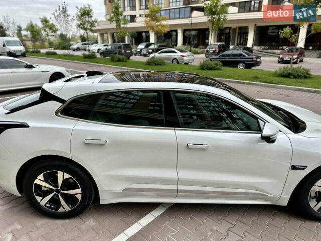 Білий Zeekr 001, об'ємом двигуна 0 л та пробігом 2 тис. км за 40000 $, фото 8 на Automoto.ua