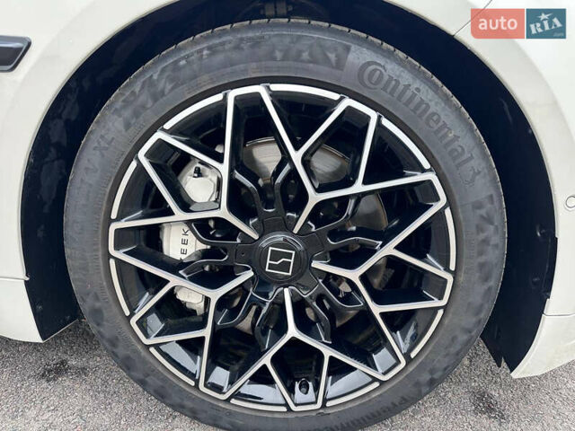 Білий Zeekr 001, об'ємом двигуна 0 л та пробігом 13 тис. км за 45800 $, фото 15 на Automoto.ua