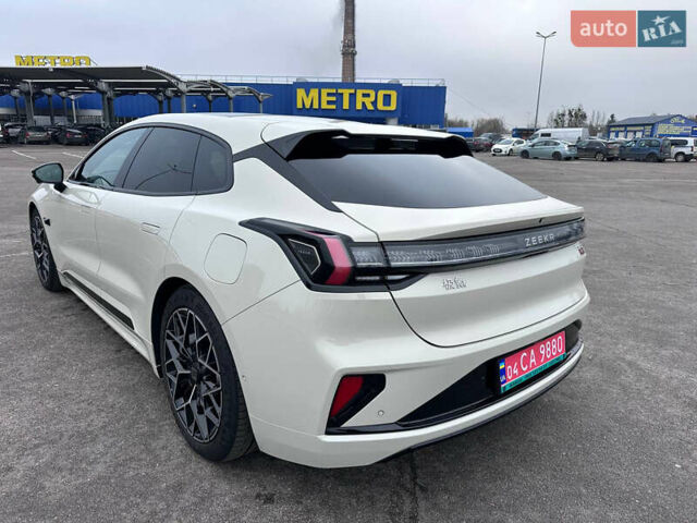 Білий Zeekr 001, об'ємом двигуна 0 л та пробігом 13 тис. км за 45800 $, фото 5 на Automoto.ua