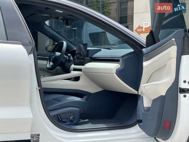Белый Zeekr 001, объемом двигателя 0 л и пробегом 15 тыс. км за 38800 $, фото 5 на Automoto.ua