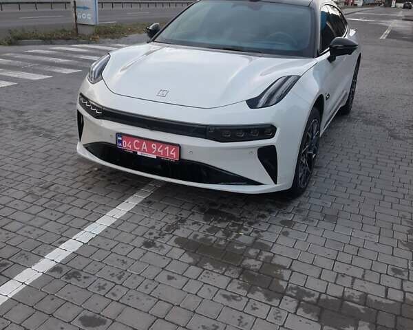 Zeekr 001 2024 в Днепре (Днепропетровске) на Automoto.ua Белый Zeekr 001, объемом двигателя 0 л и пробегом 10 тыс. км за 45999 $, фото 2 на Automoto.ua