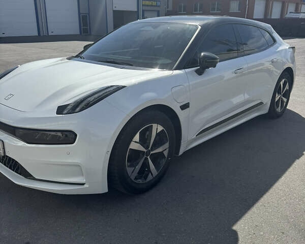 Белый Zeekr 001, объемом двигателя 0 л и пробегом 30 тыс. км за 35599 $, фото 3 на Automoto.ua