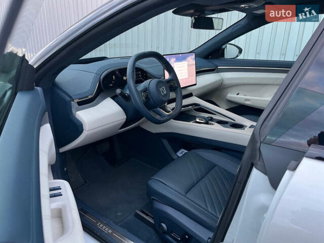 Білий Zeekr 001, об'ємом двигуна 0 л та пробігом 11 тис. км за 40900 $, фото 1 на Automoto.ua
