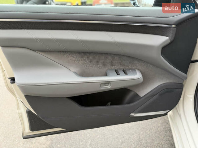 Бежевый Zeekr 001, объемом двигателя 0 л и пробегом 10 тыс. км за 36900 $, фото 6 на Automoto.ua