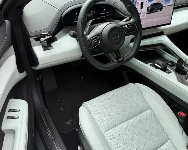 Серый Zeekr 001, объемом двигателя 0 л и пробегом 12 тыс. км за 46999 $, фото 7 на Automoto.ua