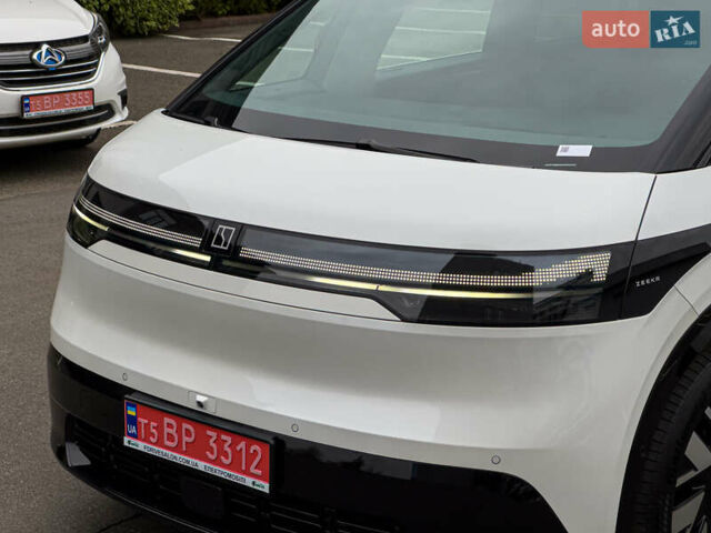 Білий Zeekr Mix, об'ємом двигуна 0 л та пробігом 4 тис. км за 46850 $, фото 5 на Automoto.ua