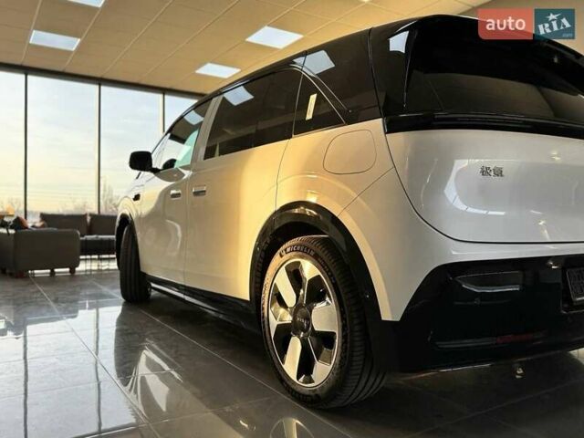 Белый Zeekr Mix, объемом двигателя 0 л и пробегом 1 тыс. км за 49899 $, фото 3 на Automoto.ua
