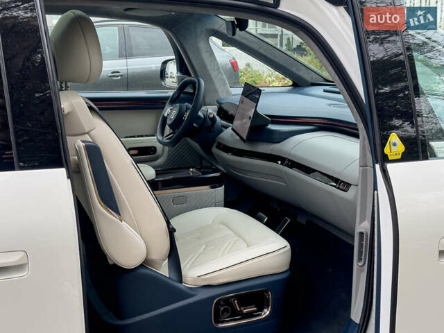 Білий Zeekr Mix, об'ємом двигуна 0 л та пробігом 4 тис. км за 46850 $, фото 35 на Automoto.ua