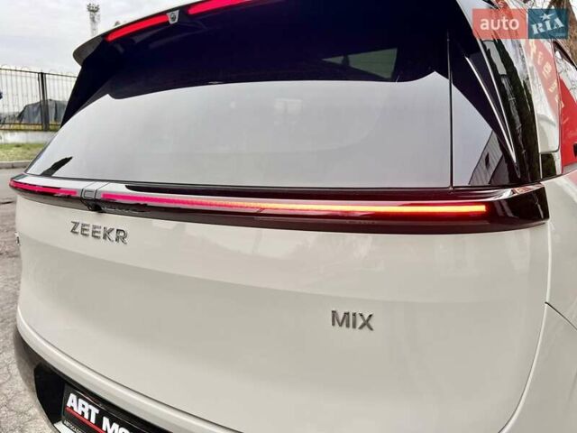 Сірий Zeekr Mix, об'ємом двигуна 0 л та пробігом 3 тис. км за 46500 $, фото 12 на Automoto.ua