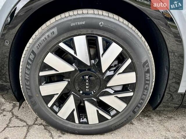 Серый Zeekr Mix, объемом двигателя 0 л и пробегом 3 тыс. км за 46900 $, фото 17 на Automoto.ua