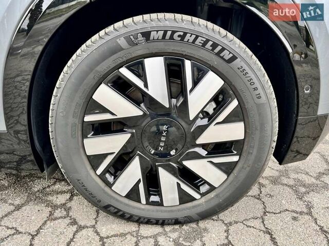 Серый Zeekr Mix, объемом двигателя 0 л и пробегом 3 тыс. км за 46900 $, фото 16 на Automoto.ua