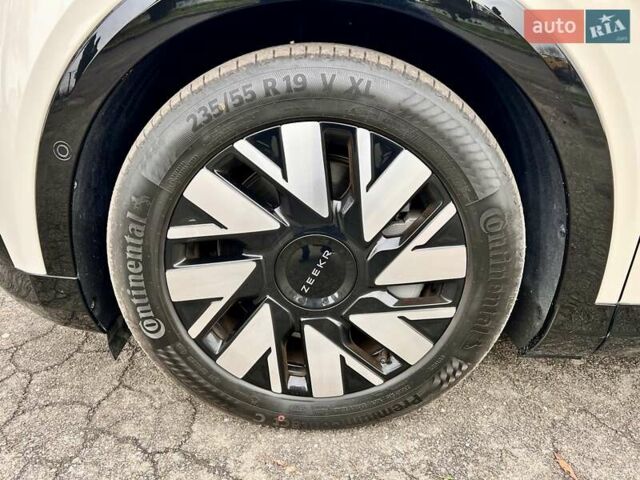 Сірий Zeekr Mix, об'ємом двигуна 0 л та пробігом 3 тис. км за 46500 $, фото 14 на Automoto.ua