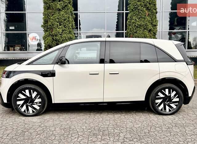 Сірий Zeekr Mix, об'ємом двигуна 0 л та пробігом 3 тис. км за 46500 $, фото 11 на Automoto.ua