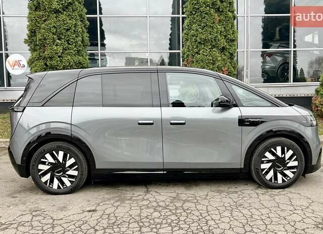 Серый Zeekr Mix, объемом двигателя 0 л и пробегом 3 тыс. км за 46900 $, фото 4 на Automoto.ua