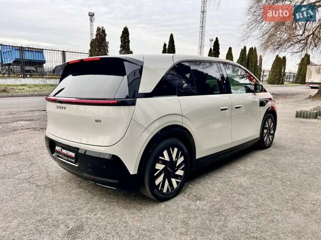 Сірий Zeekr Mix, об'ємом двигуна 0 л та пробігом 3 тис. км за 46500 $, фото 8 на Automoto.ua