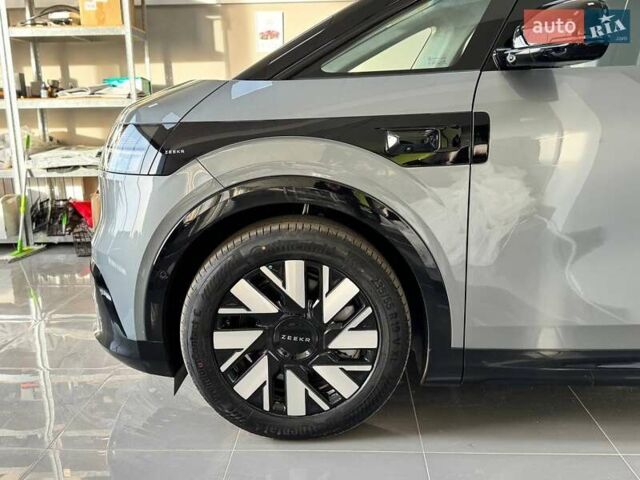 Серый Zeekr Mix, объемом двигателя 0 л и пробегом 1 тыс. км за 48899 $, фото 2 на Automoto.ua