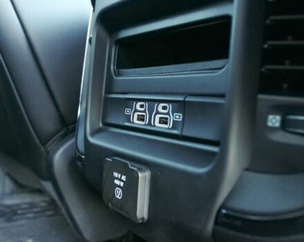 Ram 1500 2023 в Киеве на Automoto.ua Белый Ram 1500, объемом двигателя 5.65 л и пробегом 33 тыс. км за 80000 $, фото 20 на Automoto.ua