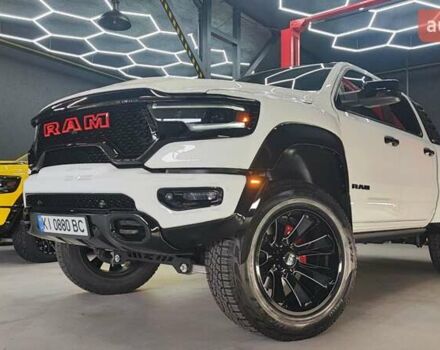 Білий Ram 1500, об'ємом двигуна 5.65 л та пробігом 17 тис. км за 84990 $, фото 4 на Automoto.ua
