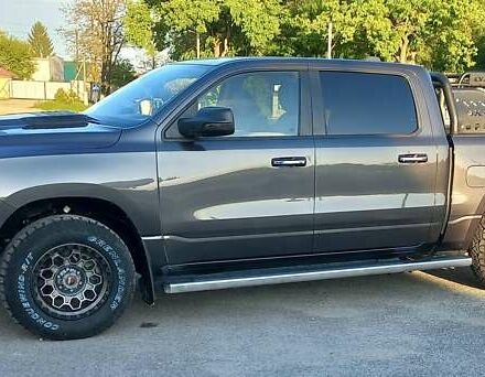 Ram 1500 2020 в Хмельницком на Automoto.ua Серый Ram 1500, объемом двигателя 5.65 л и пробегом 208 тыс. км за 32300 $, фото 2 на Automoto.ua