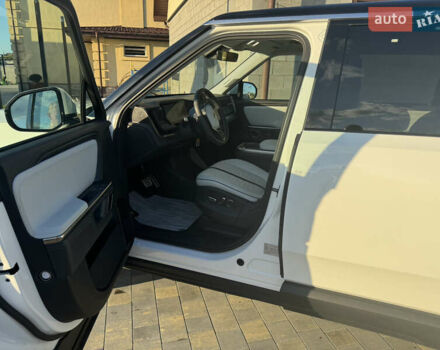Белый Rivian R1S, объемом двигателя 0 л и пробегом 3 тыс. км за 75000 $, фото 32 на Automoto.ua