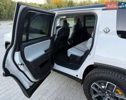 Rivian R1S 2023 в Дубно на Automoto.ua Белый Rivian R1S, объемом двигателя 0 л и пробегом 19 тыс. км за 47777 $, фото 128 на Automoto.ua