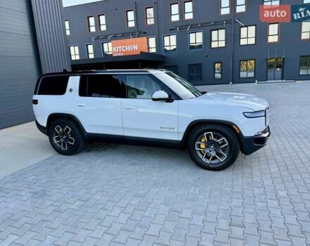 Rivian R1S 2023 в Дубно на Automoto.ua Белый Rivian R1S, объемом двигателя 0 л и пробегом 19 тыс. км за 47777 $, фото 3 на Automoto.ua