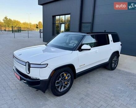 Rivian R1S 2023 в Дубно на Automoto.ua Белый Rivian R1S, объемом двигателя 0 л и пробегом 19 тыс. км за 47777 $, фото 4 на Automoto.ua
