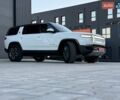Rivian R1S 2023 в Дубно на Automoto.ua Белый Rivian R1S, объемом двигателя 0 л и пробегом 19 тыс. км за 47777 $, фото 81 на Automoto.ua