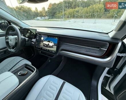 Rivian R1S 2023 в Дубно на Automoto.ua Белый Rivian R1S, объемом двигателя 0 л и пробегом 19 тыс. км за 47777 $, фото 147 на Automoto.ua