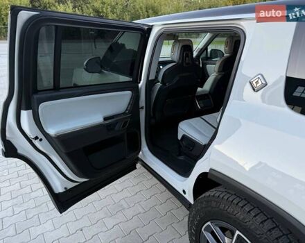 Rivian R1S 2023 в Дубно на Automoto.ua Белый Rivian R1S, объемом двигателя 0 л и пробегом 19 тыс. км за 47777 $, фото 121 на Automoto.ua