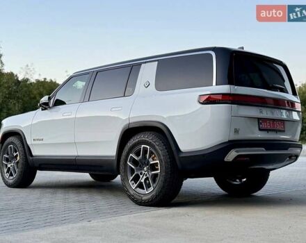 Rivian R1S 2023 в Дубно на Automoto.ua Белый Rivian R1S, объемом двигателя 0 л и пробегом 19 тыс. км за 47777 $, фото 189 на Automoto.ua
