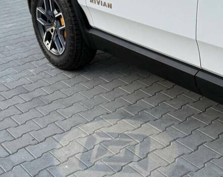 Rivian R1S 2023 в Дубно на Automoto.ua Белый Rivian R1S, объемом двигателя 0 л и пробегом 19 тыс. км за 47777 $, фото 193 на Automoto.ua