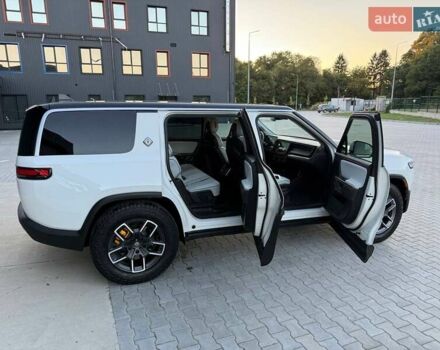 Rivian R1S 2023 в Дубно на Automoto.ua Белый Rivian R1S, объемом двигателя 0 л и пробегом 19 тыс. км за 47777 $, фото 6 на Automoto.ua