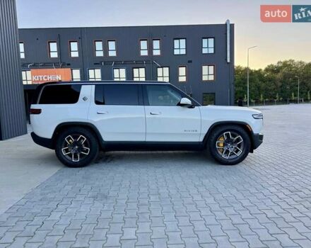 Rivian R1S 2023 в Дубно на Automoto.ua Белый Rivian R1S, объемом двигателя 0 л и пробегом 19 тыс. км за 47777 $, фото 16 на Automoto.ua