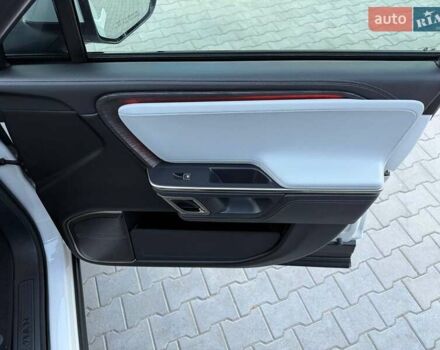 Rivian R1S 2023 в Дубно на Automoto.ua Белый Rivian R1S, объемом двигателя 0 л и пробегом 19 тыс. км за 47777 $, фото 135 на Automoto.ua