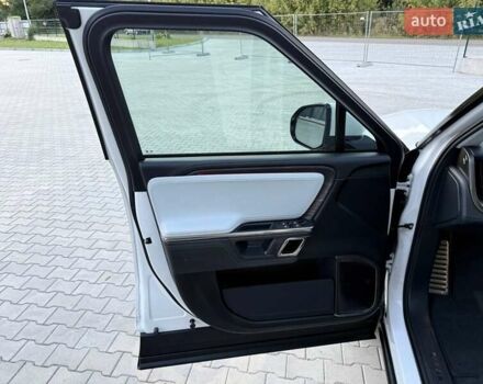 Rivian R1S 2023 в Дубно на Automoto.ua Белый Rivian R1S, объемом двигателя 0 л и пробегом 19 тыс. км за 47777 $, фото 157 на Automoto.ua