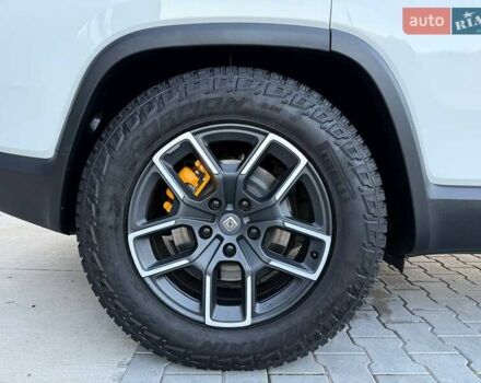Rivian R1S 2023 в Дубно на Automoto.ua Белый Rivian R1S, объемом двигателя 0 л и пробегом 19 тыс. км за 47777 $, фото 52 на Automoto.ua
