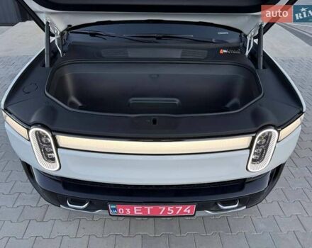 Rivian R1S 2023 в Дубно на Automoto.ua Белый Rivian R1S, объемом двигателя 0 л и пробегом 19 тыс. км за 47777 $, фото 86 на Automoto.ua