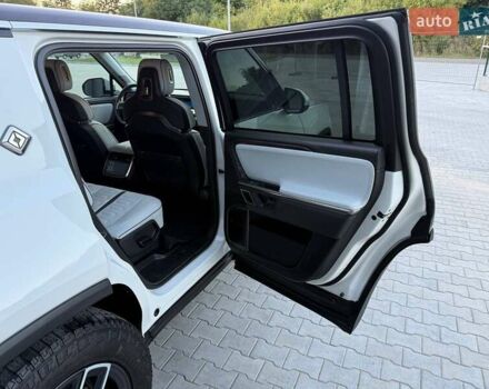 Rivian R1S 2023 в Дубно на Automoto.ua Белый Rivian R1S, объемом двигателя 0 л и пробегом 19 тыс. км за 47777 $, фото 113 на Automoto.ua