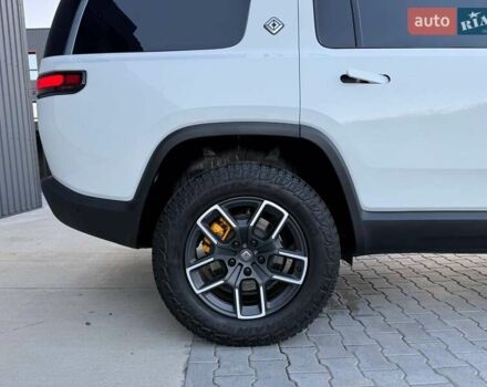 Rivian R1S 2023 в Дубно на Automoto.ua Белый Rivian R1S, объемом двигателя 0 л и пробегом 19 тыс. км за 47777 $, фото 76 на Automoto.ua