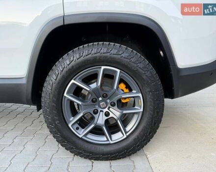 Rivian R1S 2023 в Дубно на Automoto.ua Белый Rivian R1S, объемом двигателя 0 л и пробегом 19 тыс. км за 47777 $, фото 66 на Automoto.ua