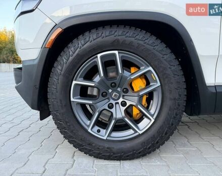 Rivian R1S 2023 в Дубно на Automoto.ua Белый Rivian R1S, объемом двигателя 0 л и пробегом 19 тыс. км за 47777 $, фото 33 на Automoto.ua