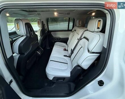 Rivian R1S 2023 в Дубно на Automoto.ua Белый Rivian R1S, объемом двигателя 0 л и пробегом 19 тыс. км за 47777 $, фото 127 на Automoto.ua