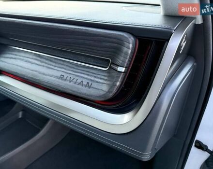 Rivian R1S 2023 в Дубно на Automoto.ua Белый Rivian R1S, объемом двигателя 0 л и пробегом 19 тыс. км за 47777 $, фото 140 на Automoto.ua