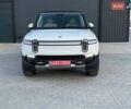 Rivian R1S 2023 в Дубно на Automoto.ua Белый Rivian R1S, объемом двигателя 0 л и пробегом 19 тыс. км за 47777 $, фото 185 на Automoto.ua